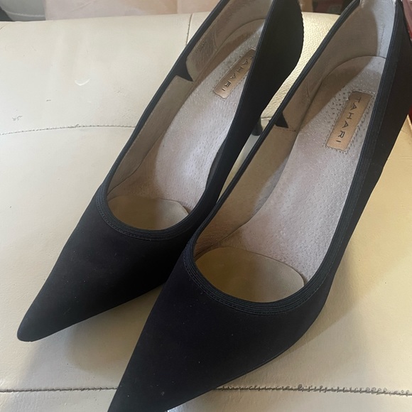 Tahari black pumps in 6 1/2 - Picture 2 of 3